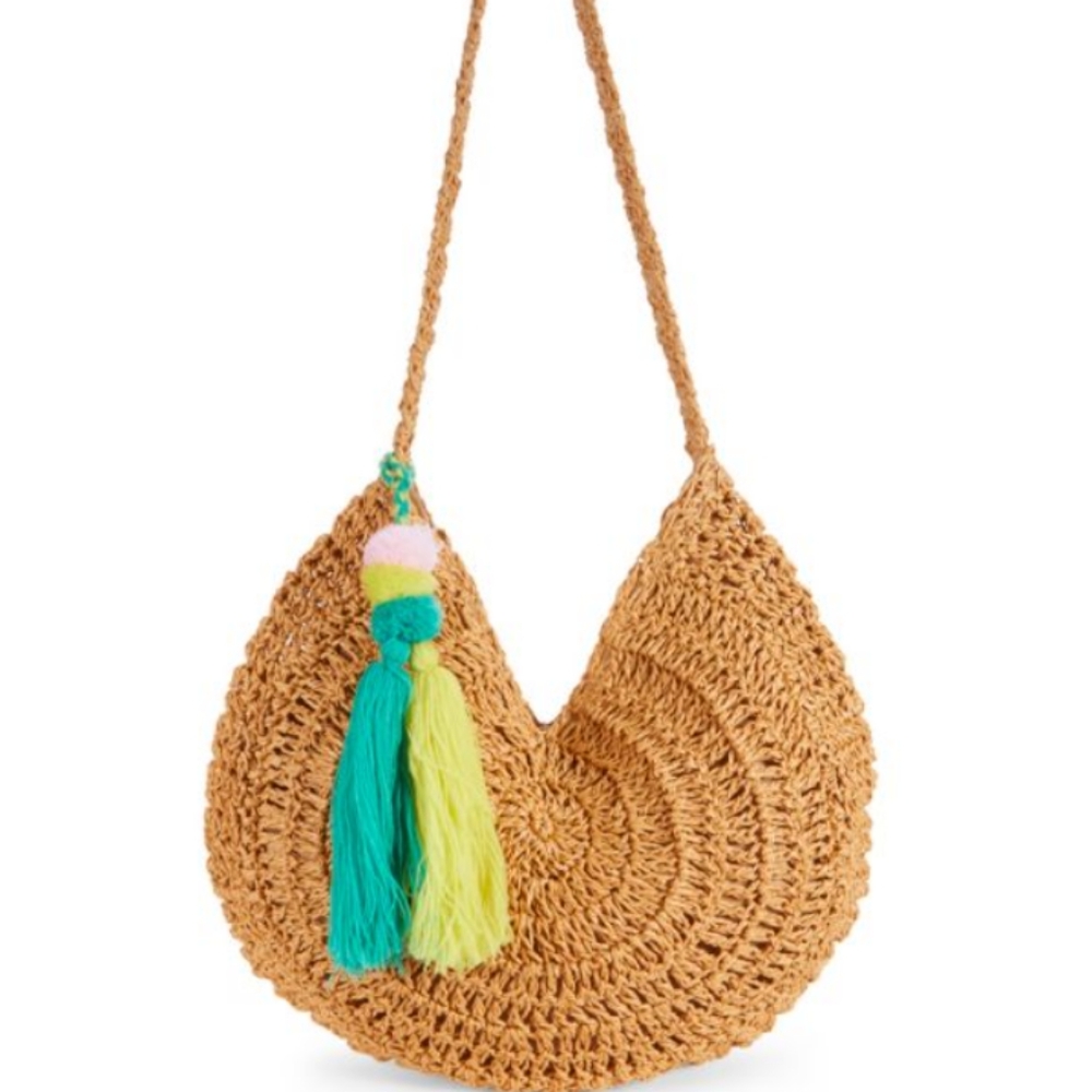 COLLECTION EIGHTEEN, STRAW SHOULDER BAG IN THE SHAPE OF A PIZZA.